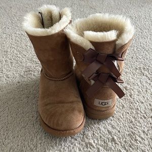 Used kids Ugg bow boots. Size 4.